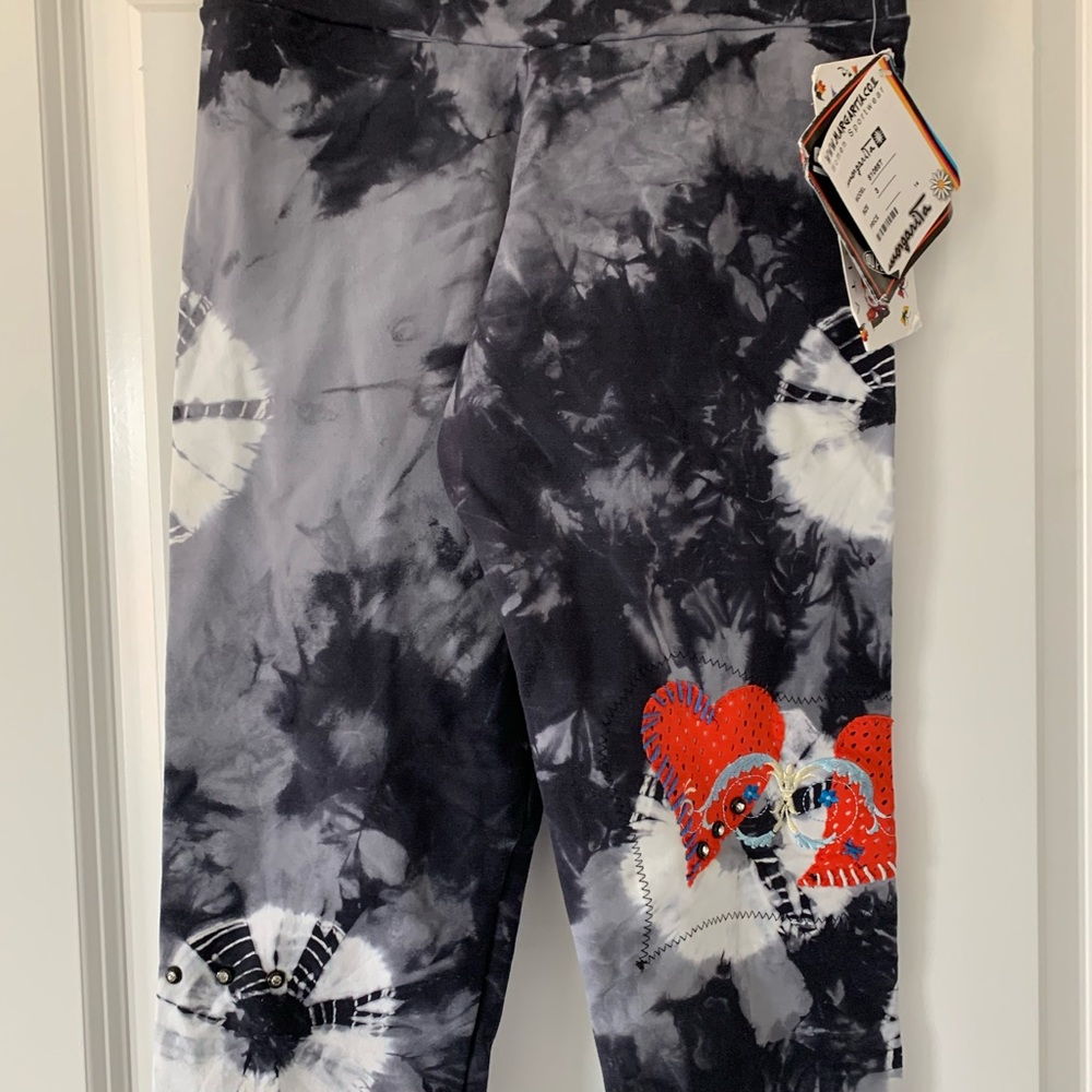 NWT Margarita Activewear Studded Supplex Tye Dye Batik Hearts Capri Pants